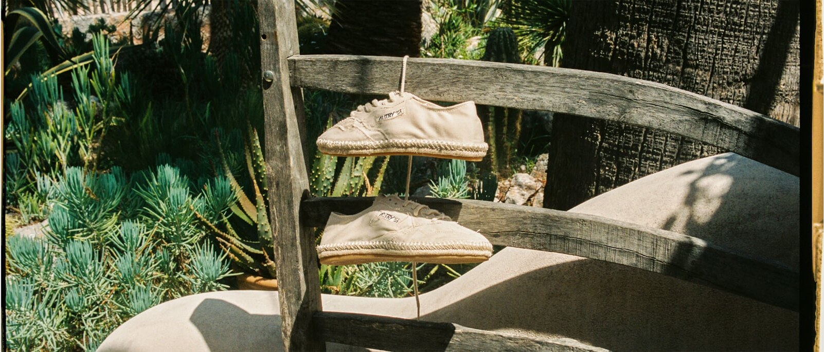Sneakers Autry en extérieur