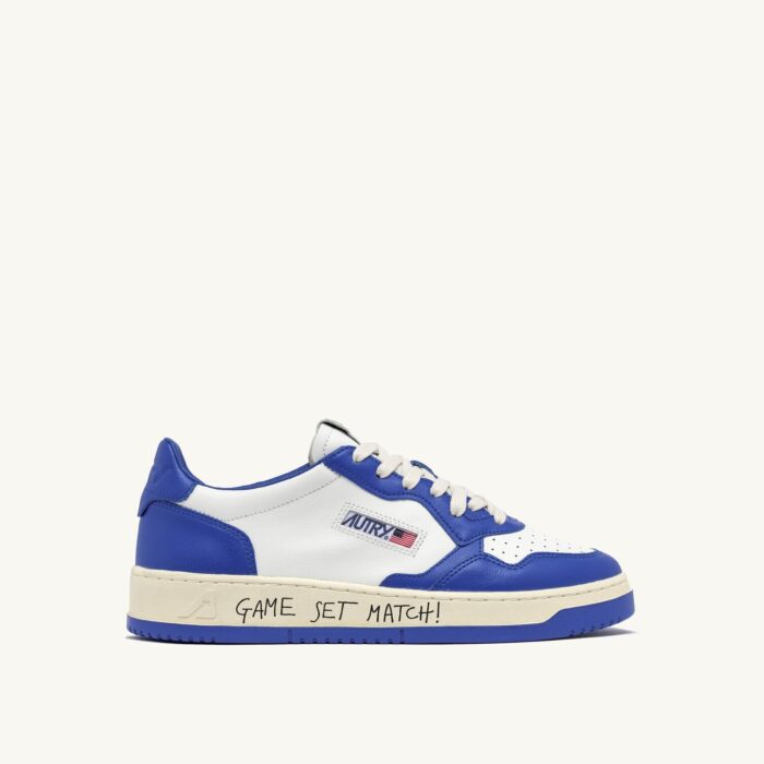 Medalist Low en cuir coloris blanc et palace blue avec lettering