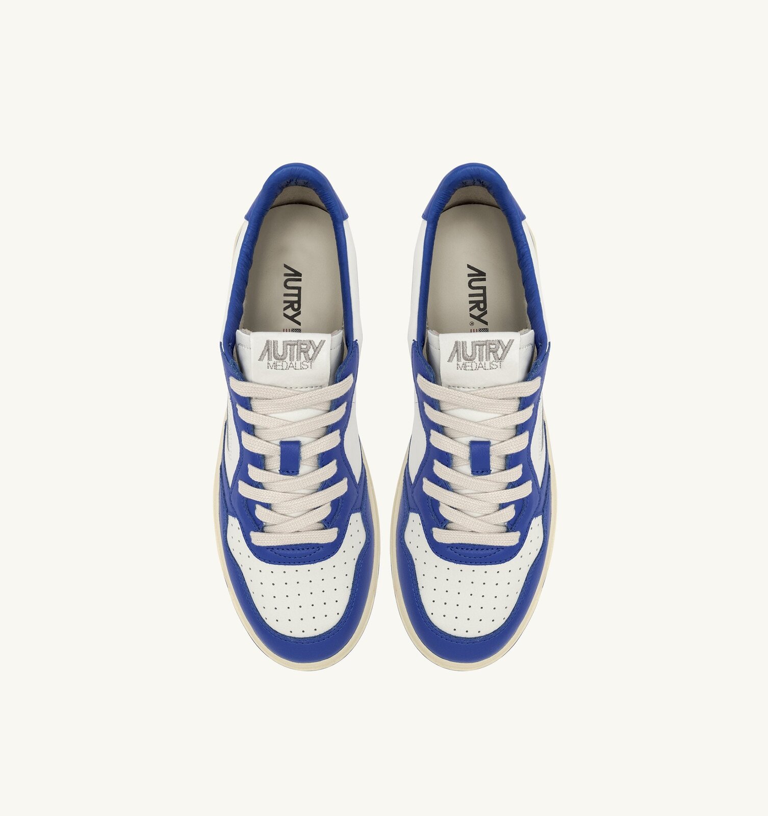 Medalist Low en cuir coloris blanc et palace blue avec lettering