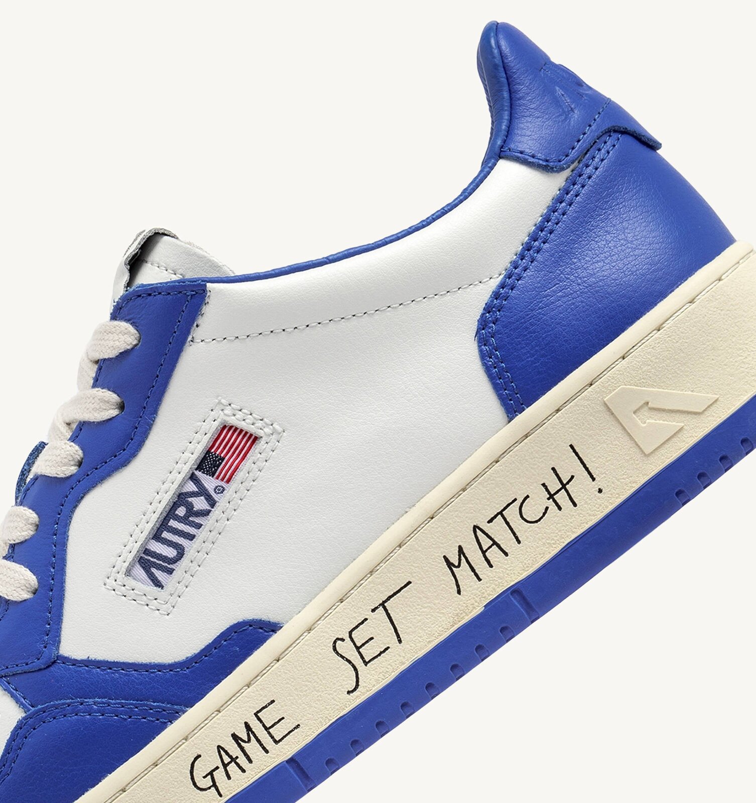 Medalist Low en cuir coloris blanc et palace blue avec lettering