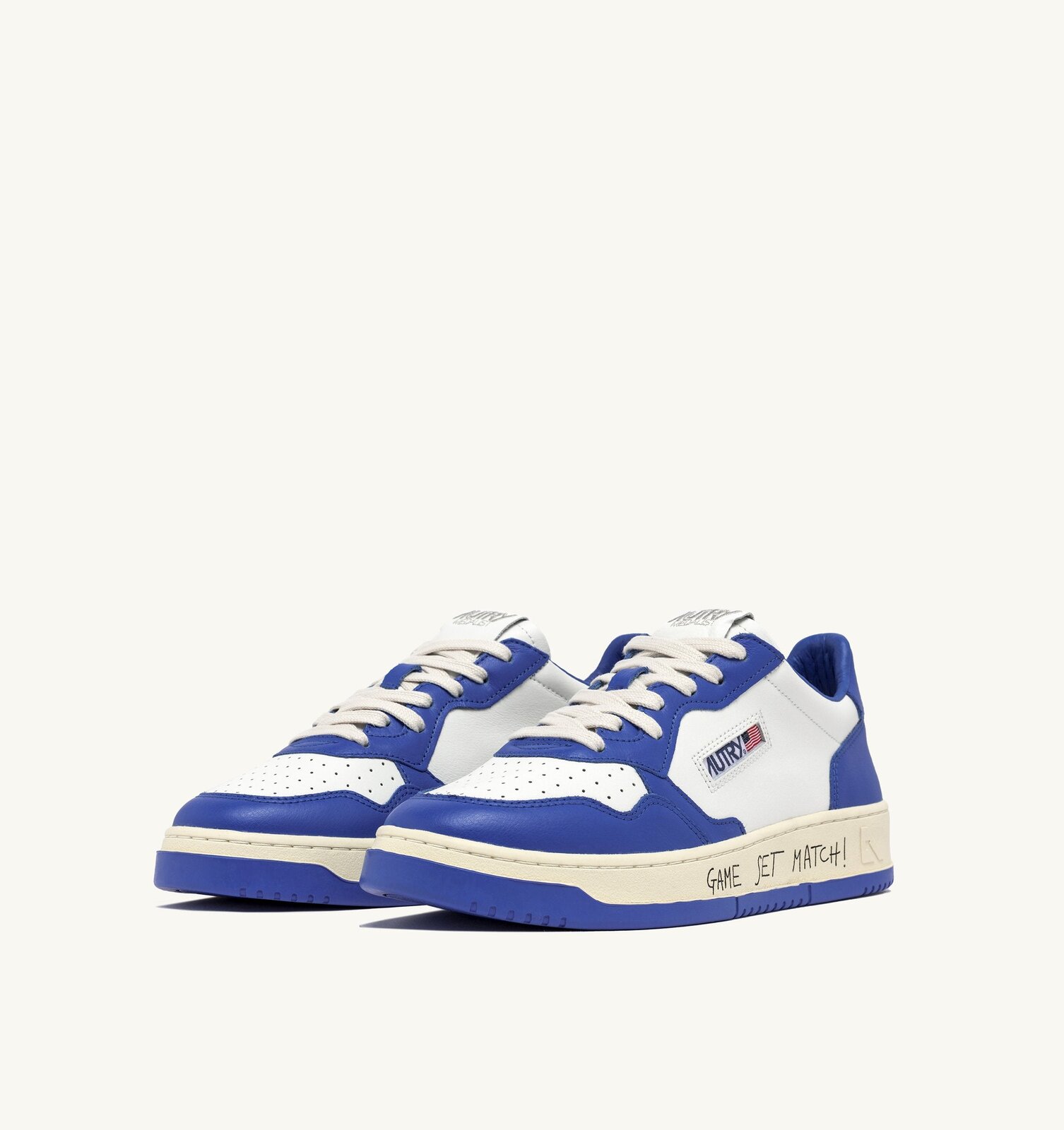 Medalist Low en cuir coloris blanc et palace blue avec lettering
