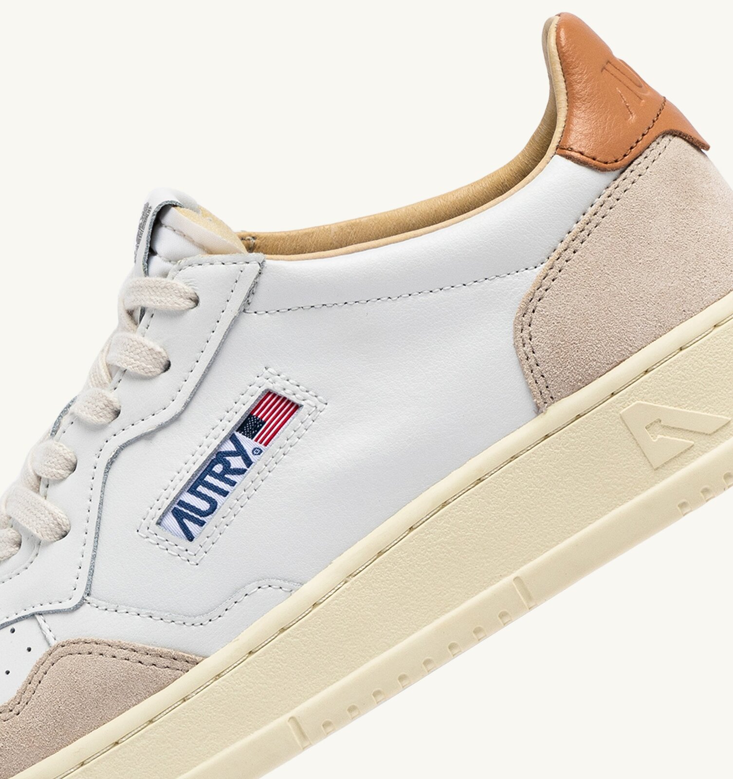 Medalist Low en cuir et daim coloris blanc et Sandstorm